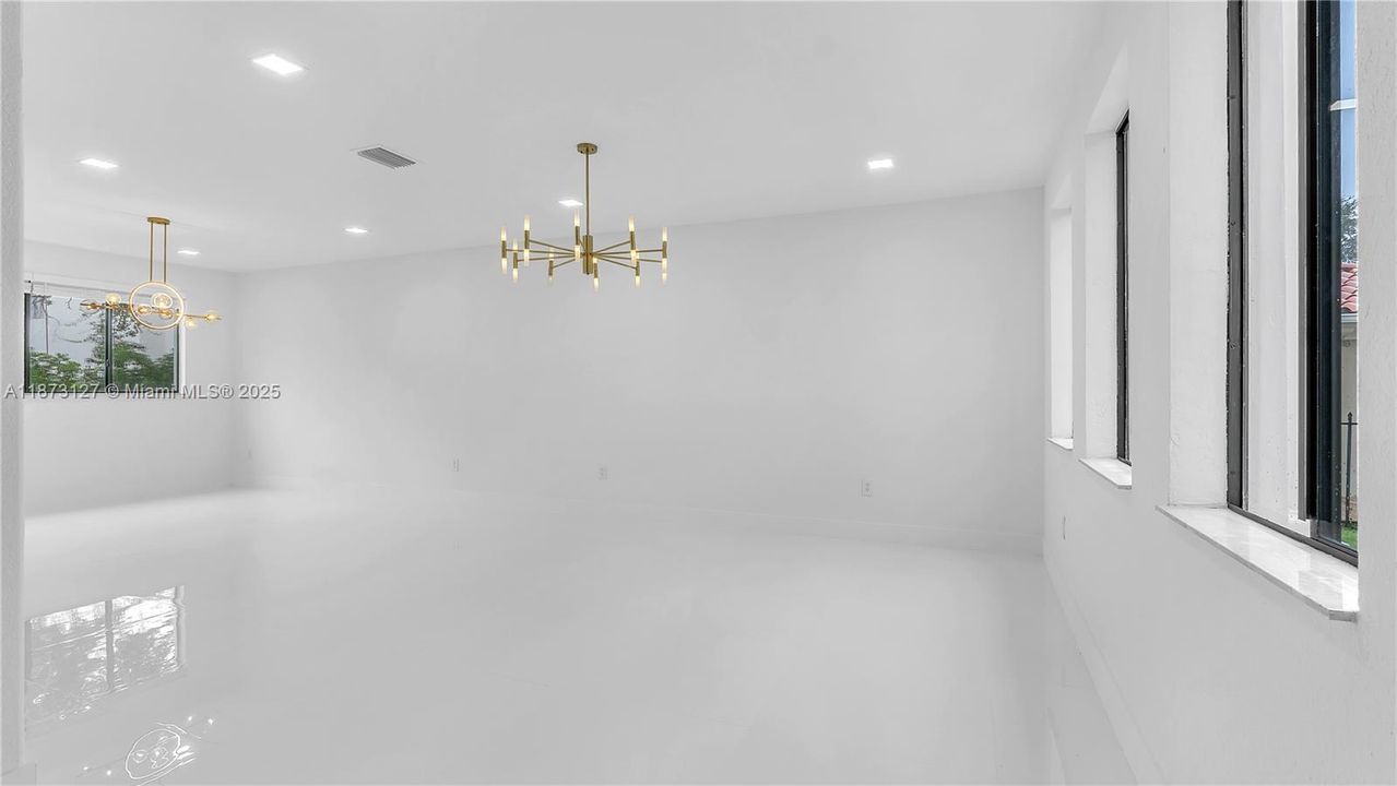 Под контрактом: $5,800 (5 спален, 4 ванн, 3399 Квадратных фут)