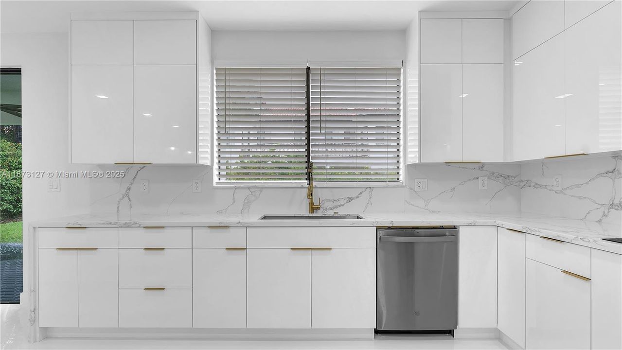 Под контрактом: $5,800 (5 спален, 4 ванн, 3399 Квадратных фут)