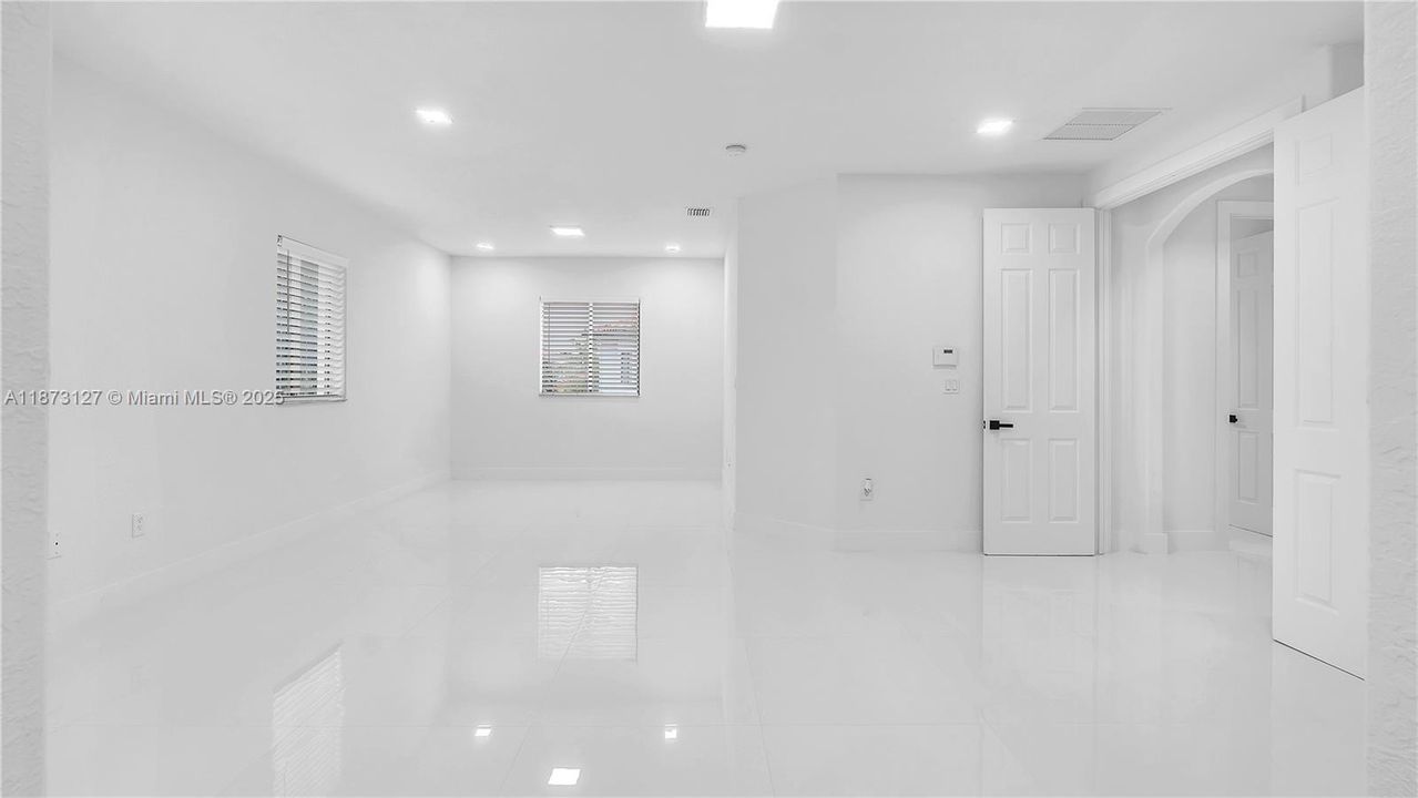 Под контрактом: $5,800 (5 спален, 4 ванн, 3399 Квадратных фут)