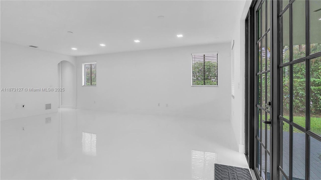 Под контрактом: $5,800 (5 спален, 4 ванн, 3399 Квадратных фут)