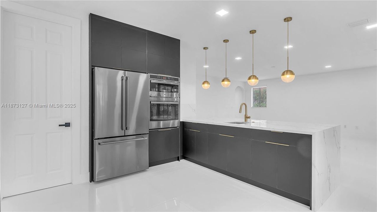 Под контрактом: $5,800 (5 спален, 4 ванн, 3399 Квадратных фут)