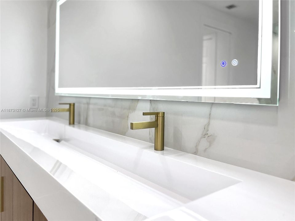 Под контрактом: $5,800 (5 спален, 4 ванн, 3399 Квадратных фут)