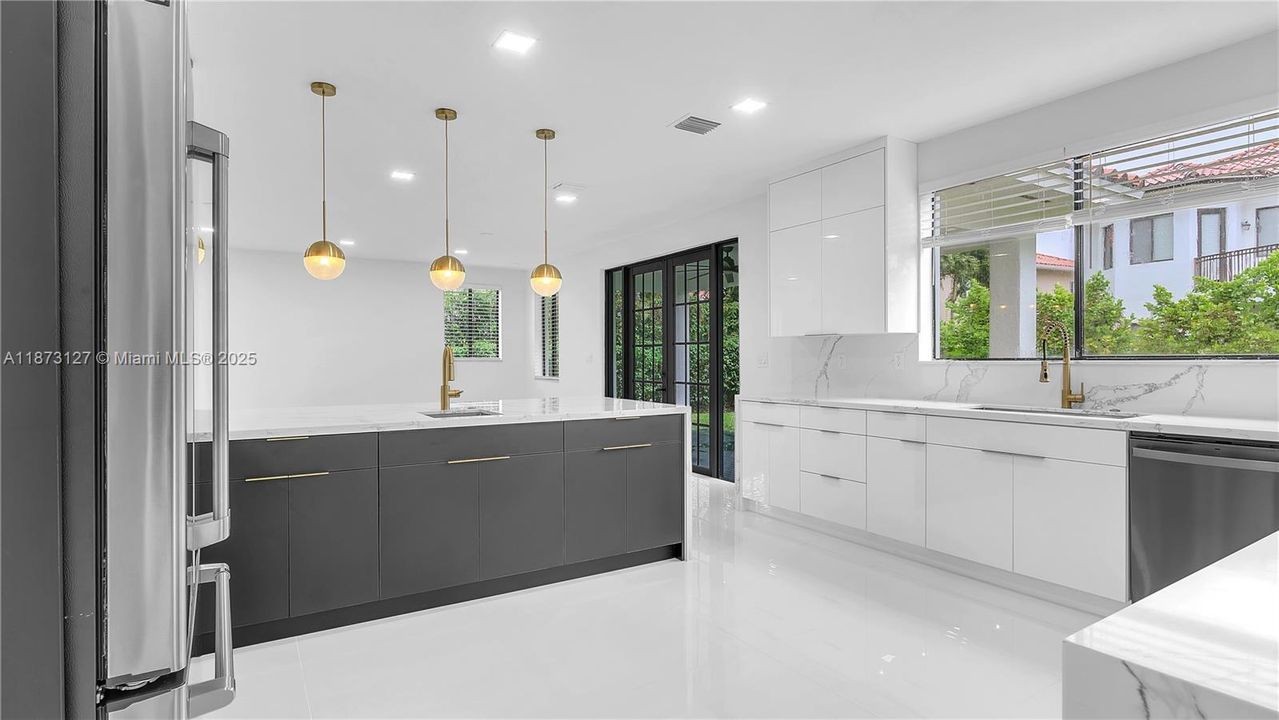 Под контрактом: $5,800 (5 спален, 4 ванн, 3399 Квадратных фут)