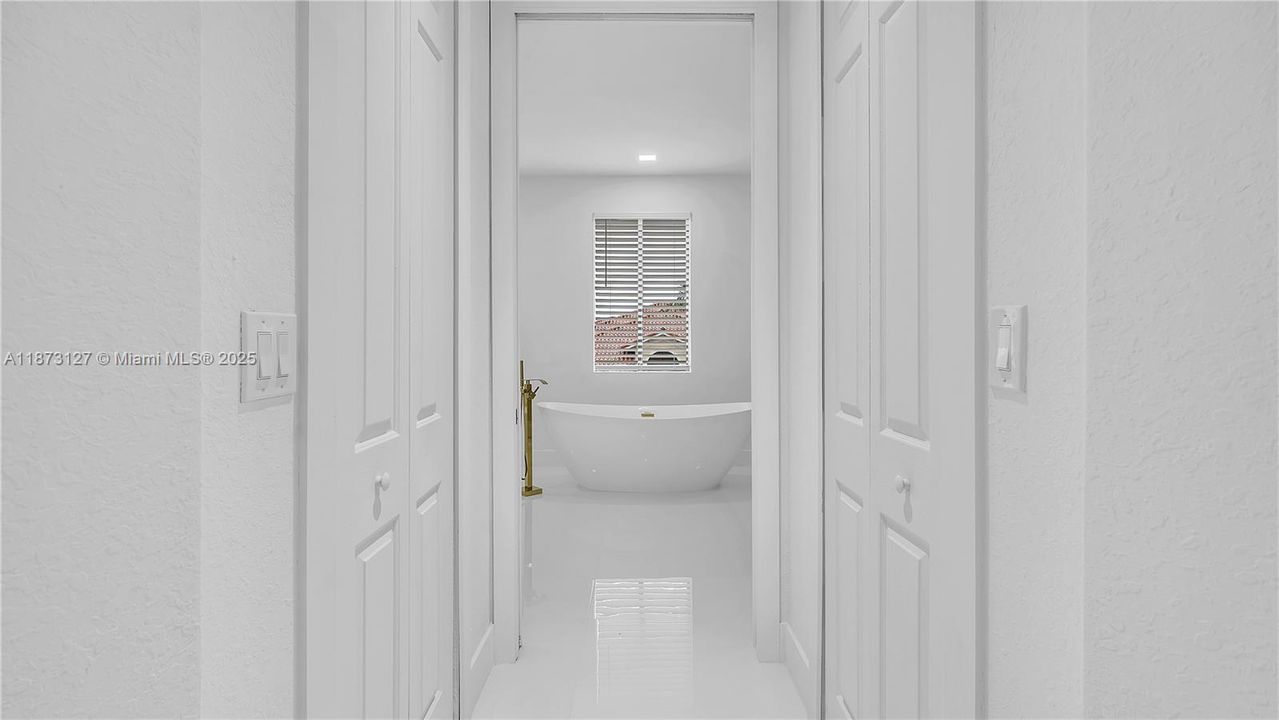 Под контрактом: $5,800 (5 спален, 4 ванн, 3399 Квадратных фут)