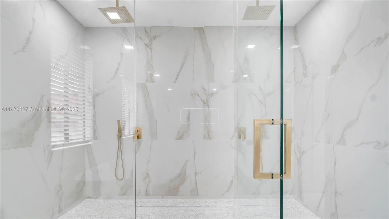 Под контрактом: $5,800 (5 спален, 4 ванн, 3399 Квадратных фут)