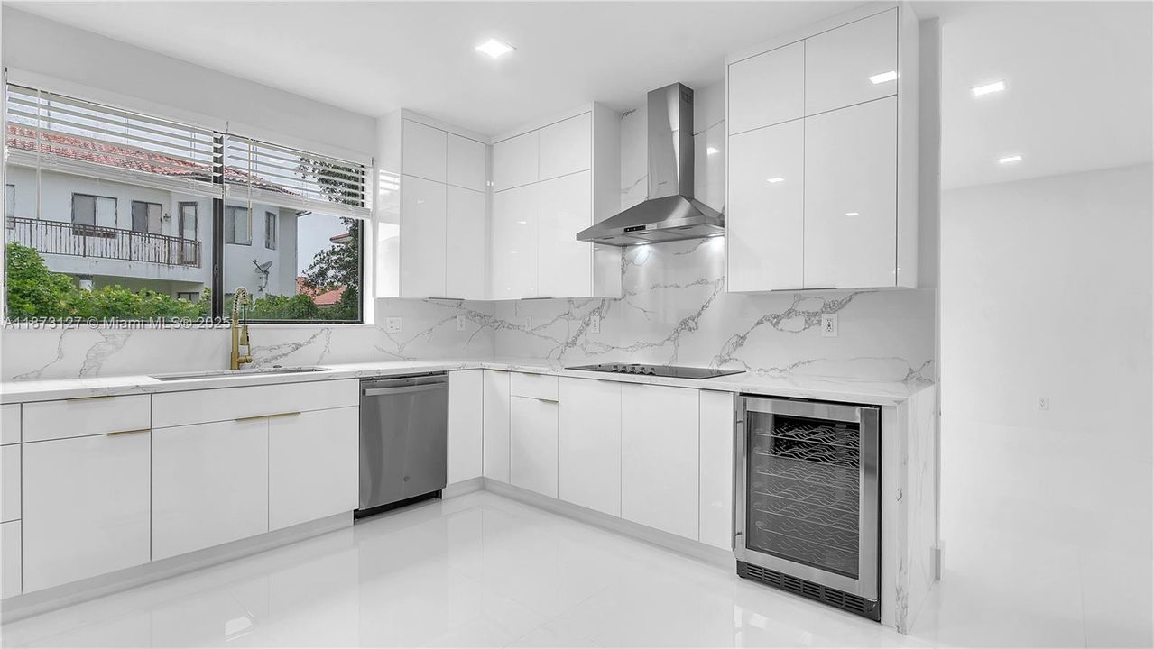 Под контрактом: $5,800 (5 спален, 4 ванн, 3399 Квадратных фут)