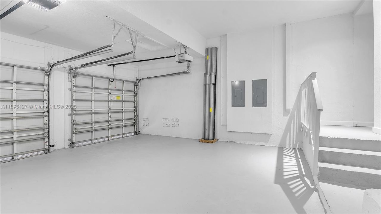 Под контрактом: $5,800 (5 спален, 4 ванн, 3399 Квадратных фут)