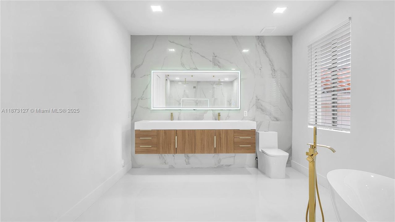 Под контрактом: $5,800 (5 спален, 4 ванн, 3399 Квадратных фут)