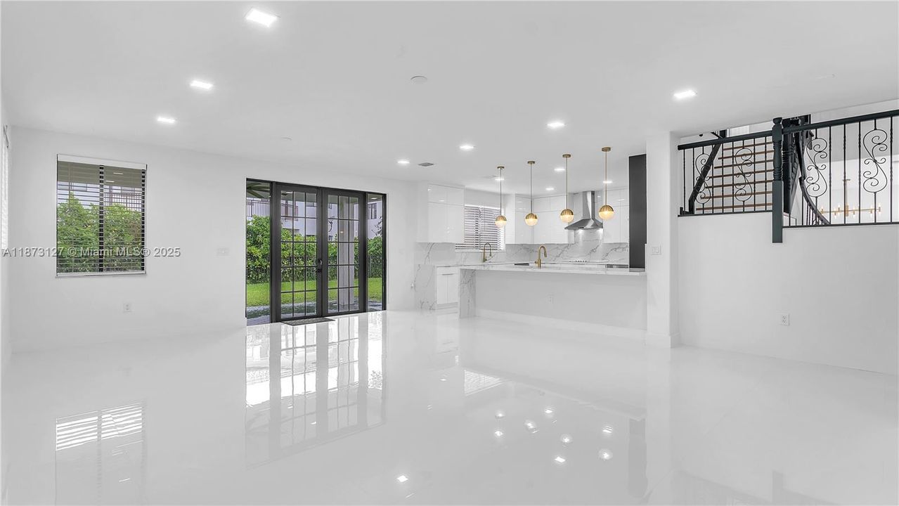 Под контрактом: $5,800 (5 спален, 4 ванн, 3399 Квадратных фут)