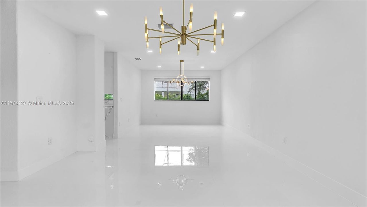 Под контрактом: $5,800 (5 спален, 4 ванн, 3399 Квадратных фут)