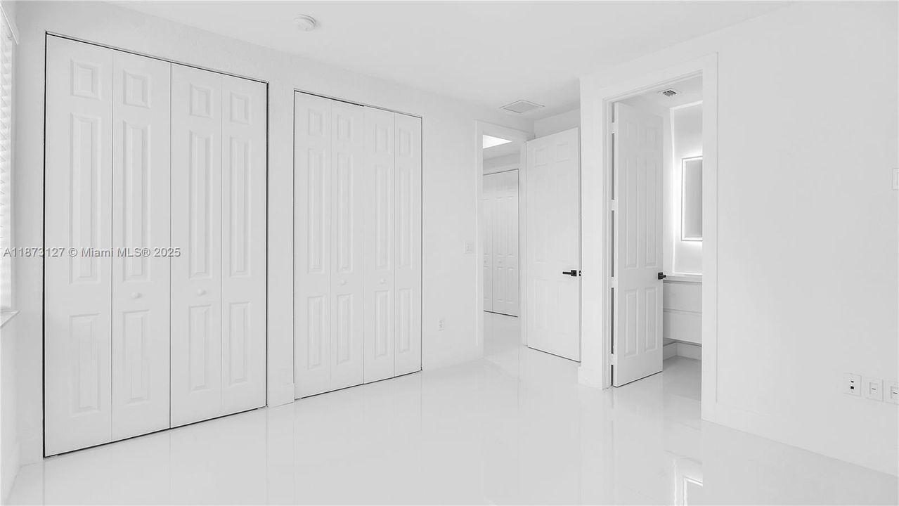 Под контрактом: $5,800 (5 спален, 4 ванн, 3399 Квадратных фут)