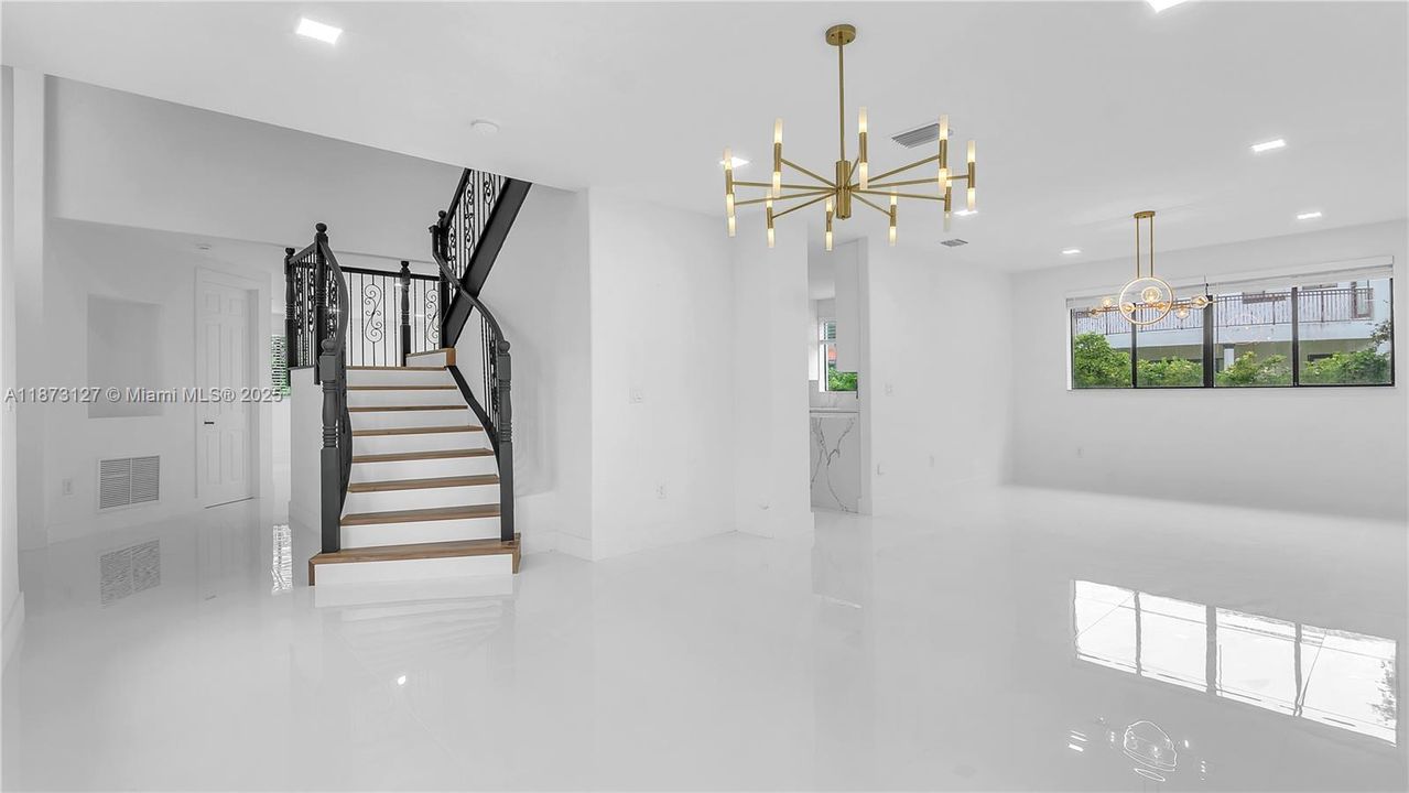 Под контрактом: $5,800 (5 спален, 4 ванн, 3399 Квадратных фут)