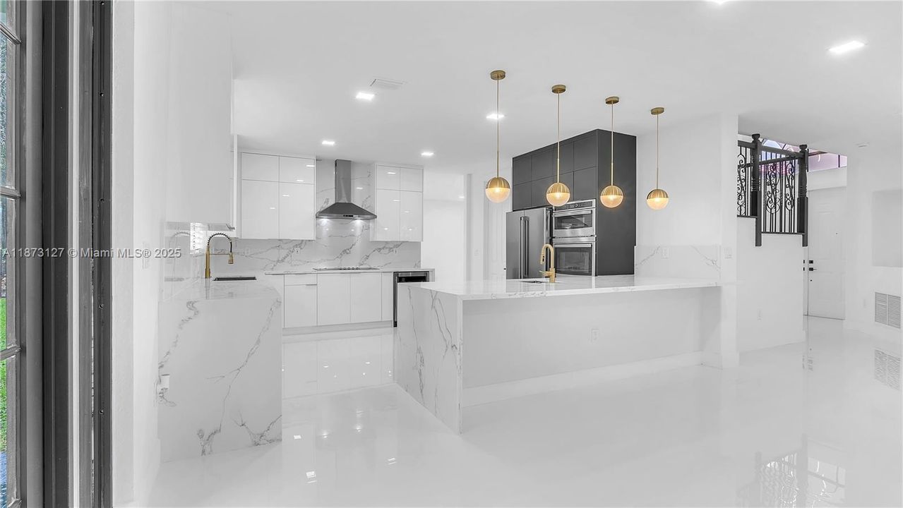 Под контрактом: $5,800 (5 спален, 4 ванн, 3399 Квадратных фут)