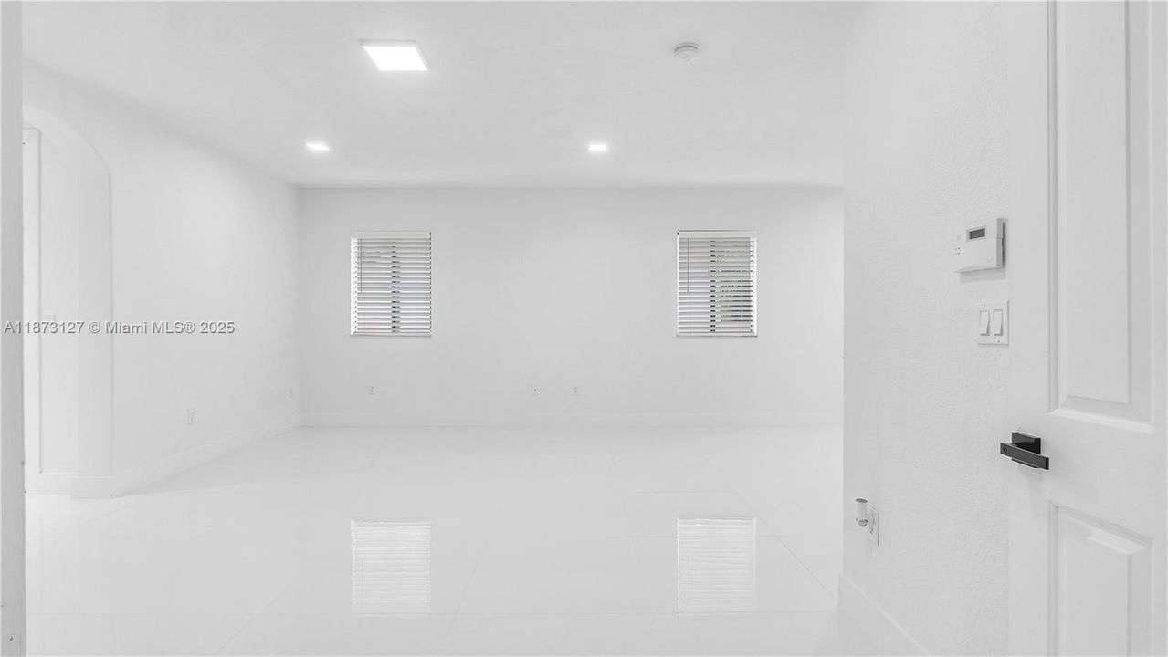 Под контрактом: $5,800 (5 спален, 4 ванн, 3399 Квадратных фут)