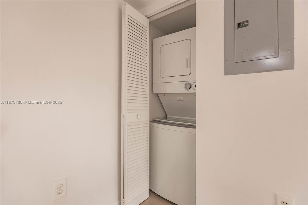 For Sale: $445,000 (2 beds, 1 baths, 1152 Square Feet)