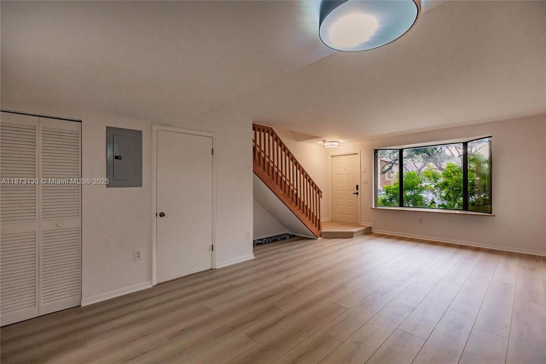 For Sale: $445,000 (2 beds, 1 baths, 1152 Square Feet)