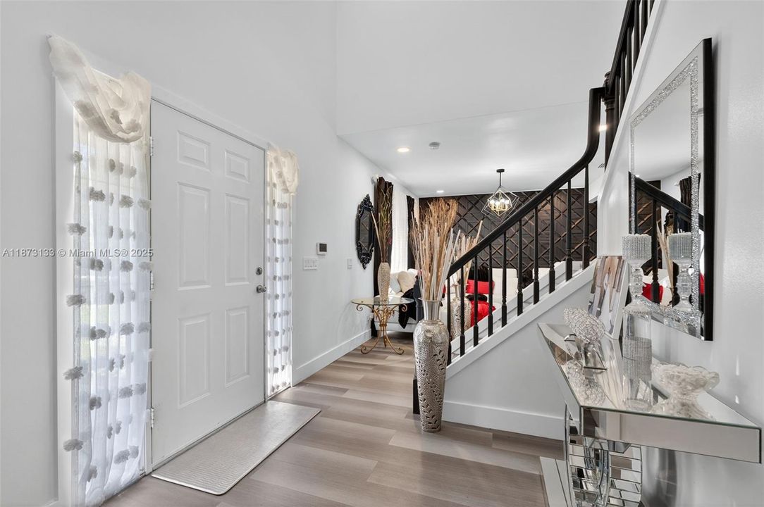 Под контрактом: $720,000 (4 спален, 2 ванн, 2176 Квадратных фут)