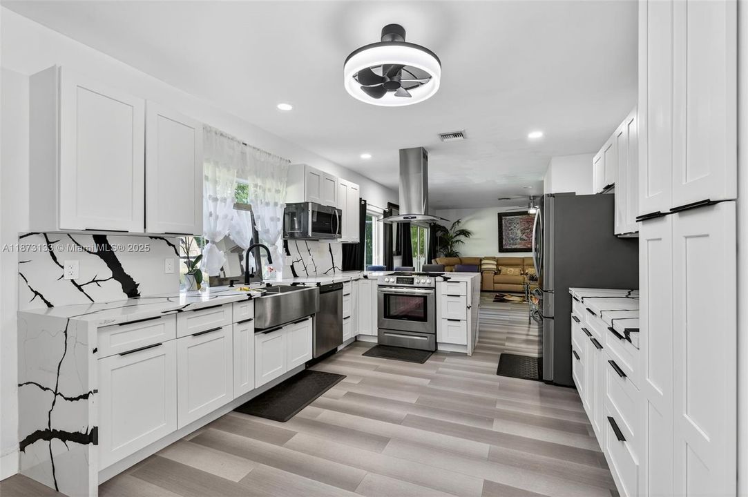 Под контрактом: $720,000 (4 спален, 2 ванн, 2176 Квадратных фут)