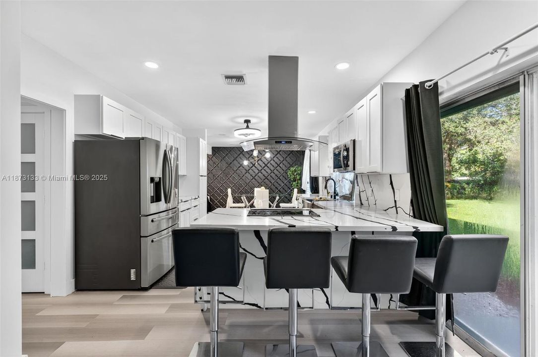 Под контрактом: $720,000 (4 спален, 2 ванн, 2176 Квадратных фут)