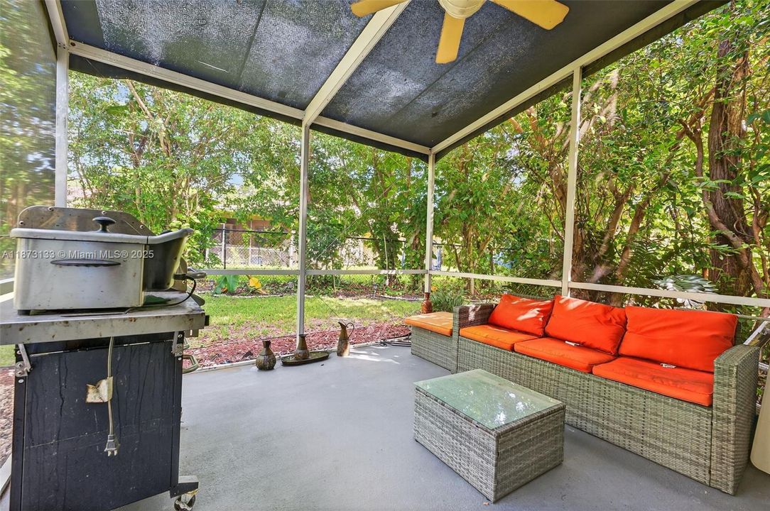 Под контрактом: $720,000 (4 спален, 2 ванн, 2176 Квадратных фут)