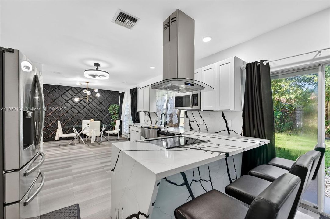 Под контрактом: $720,000 (4 спален, 2 ванн, 2176 Квадратных фут)