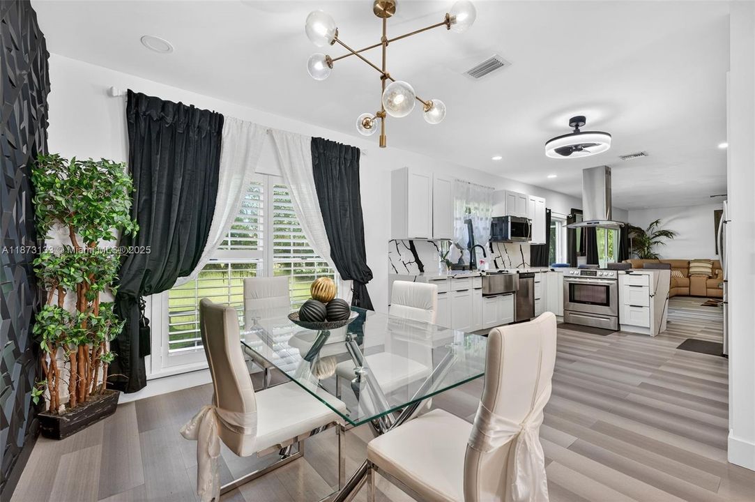 Под контрактом: $720,000 (4 спален, 2 ванн, 2176 Квадратных фут)