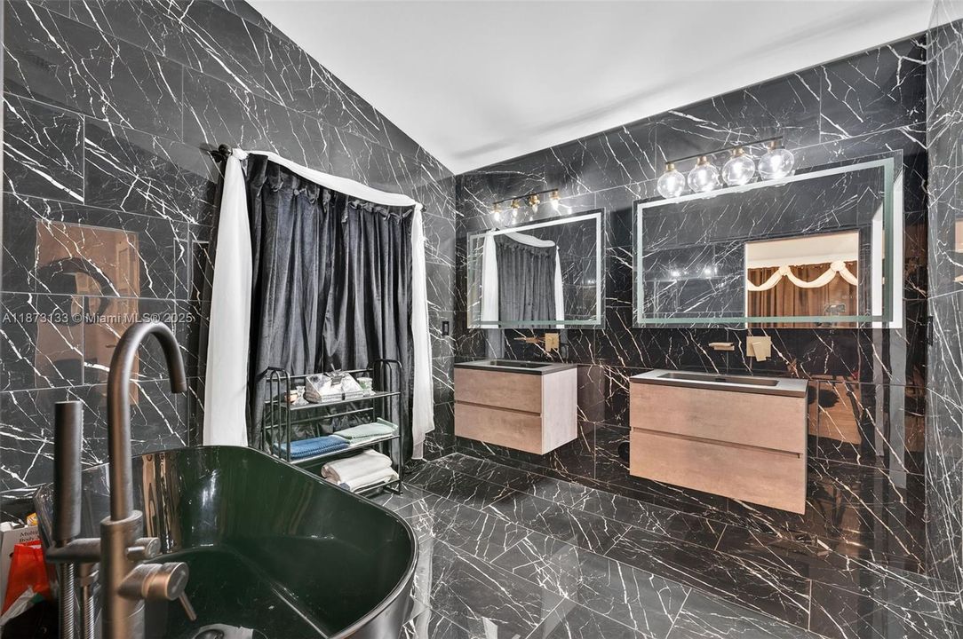 Под контрактом: $720,000 (4 спален, 2 ванн, 2176 Квадратных фут)