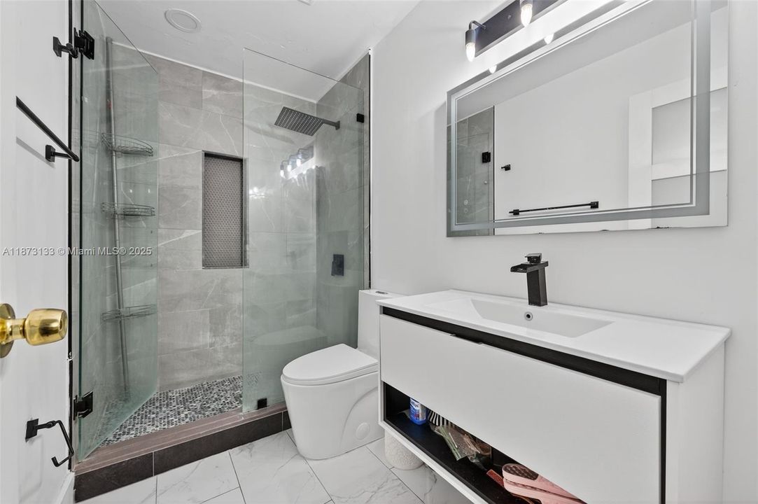 Под контрактом: $720,000 (4 спален, 2 ванн, 2176 Квадратных фут)