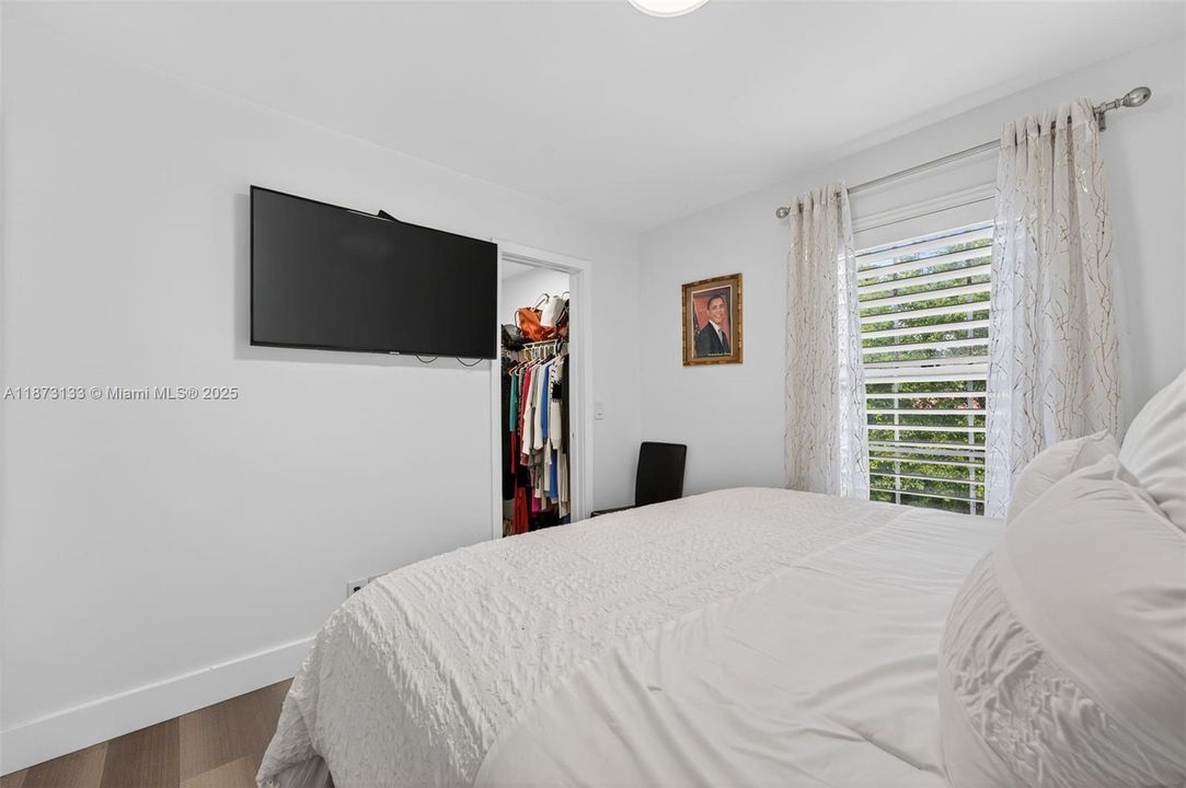 Под контрактом: $720,000 (4 спален, 2 ванн, 2176 Квадратных фут)