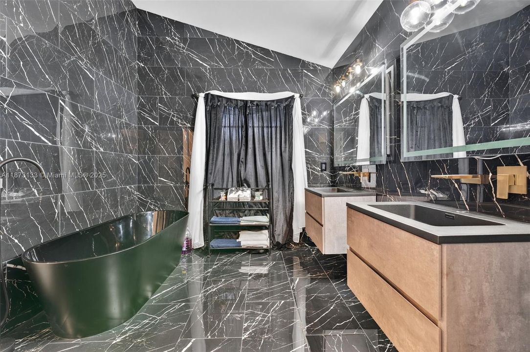 Под контрактом: $720,000 (4 спален, 2 ванн, 2176 Квадратных фут)