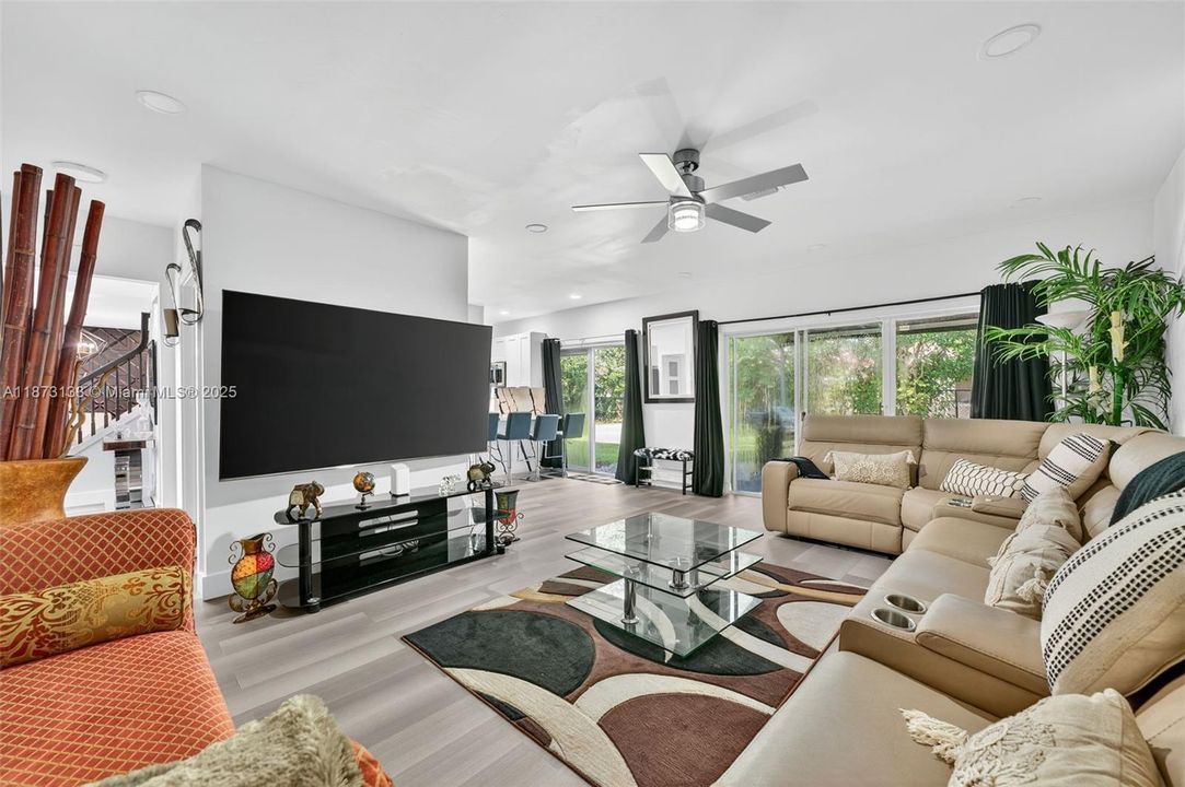 Под контрактом: $720,000 (4 спален, 2 ванн, 2176 Квадратных фут)