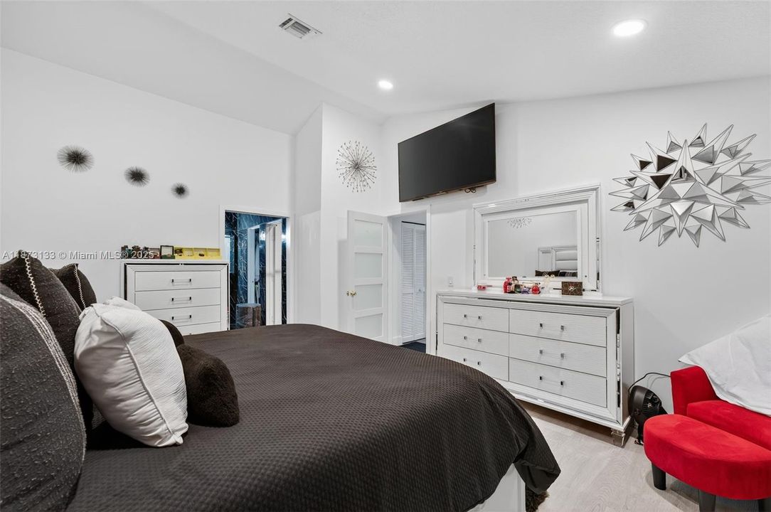 Под контрактом: $720,000 (4 спален, 2 ванн, 2176 Квадратных фут)