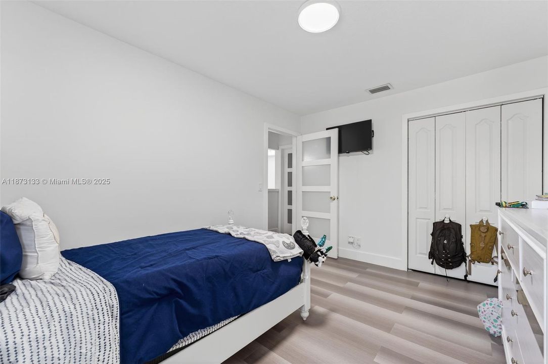 Под контрактом: $720,000 (4 спален, 2 ванн, 2176 Квадратных фут)