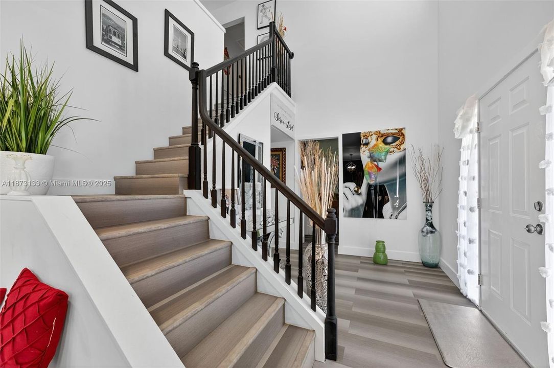 Под контрактом: $720,000 (4 спален, 2 ванн, 2176 Квадратных фут)