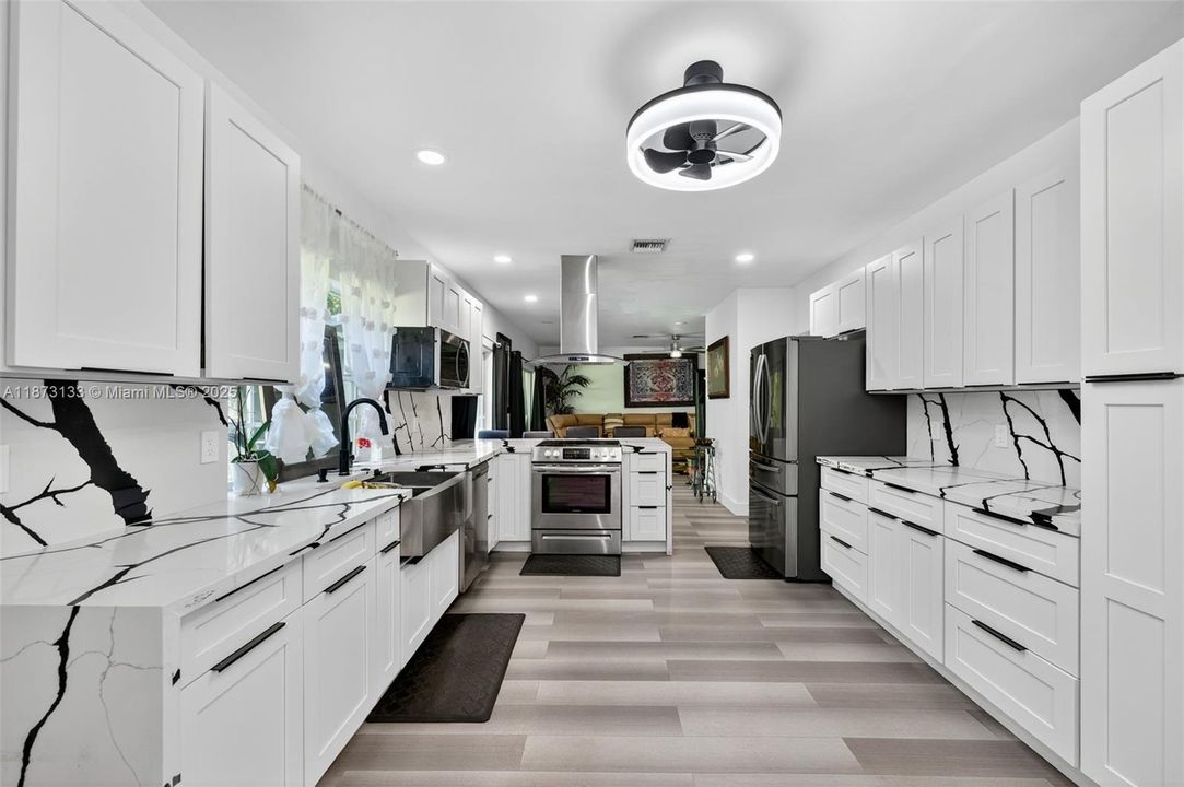 Под контрактом: $720,000 (4 спален, 2 ванн, 2176 Квадратных фут)