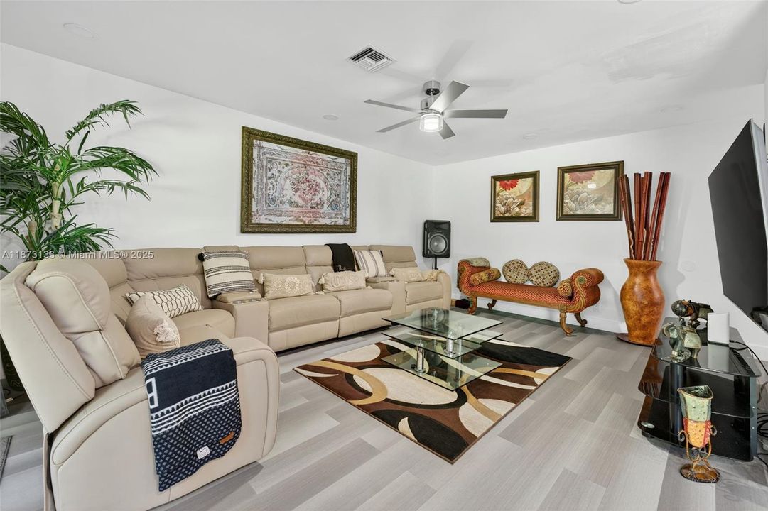 Под контрактом: $720,000 (4 спален, 2 ванн, 2176 Квадратных фут)