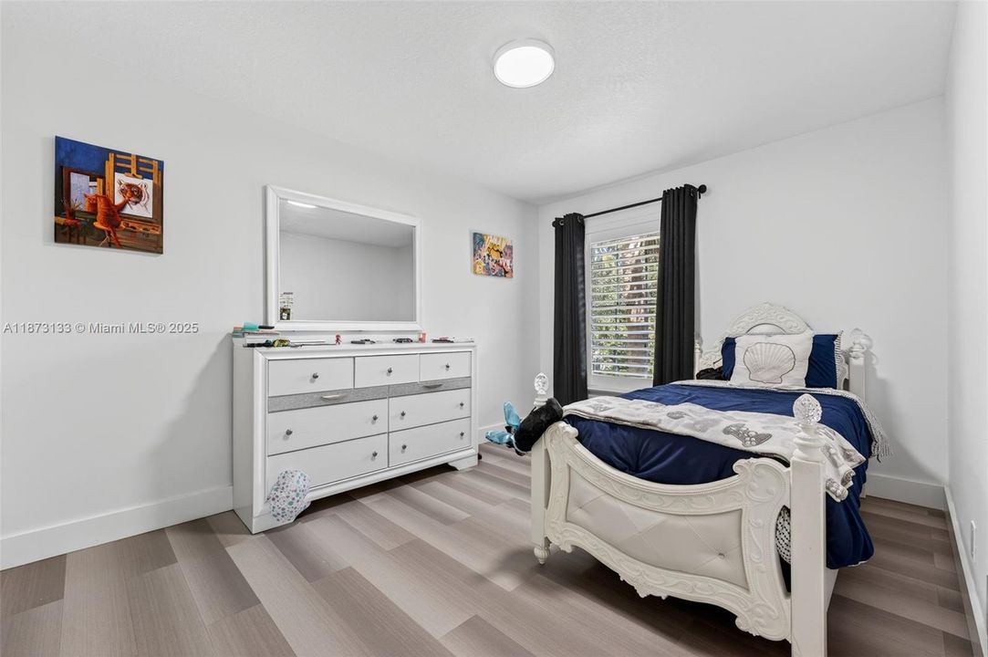 Под контрактом: $720,000 (4 спален, 2 ванн, 2176 Квадратных фут)