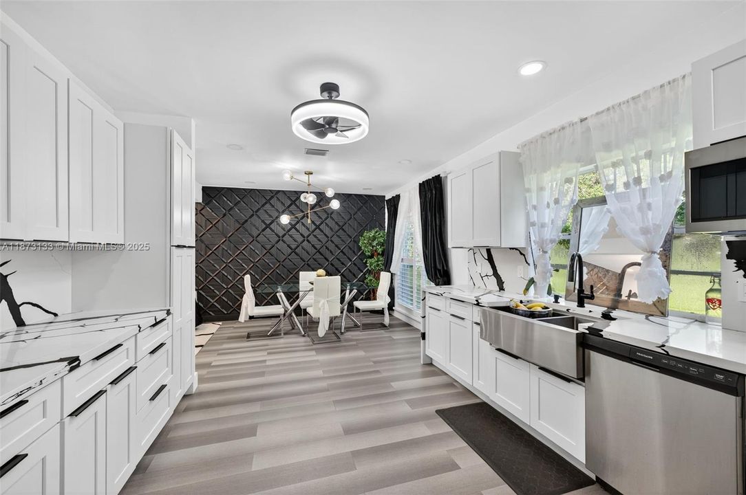 Под контрактом: $720,000 (4 спален, 2 ванн, 2176 Квадратных фут)