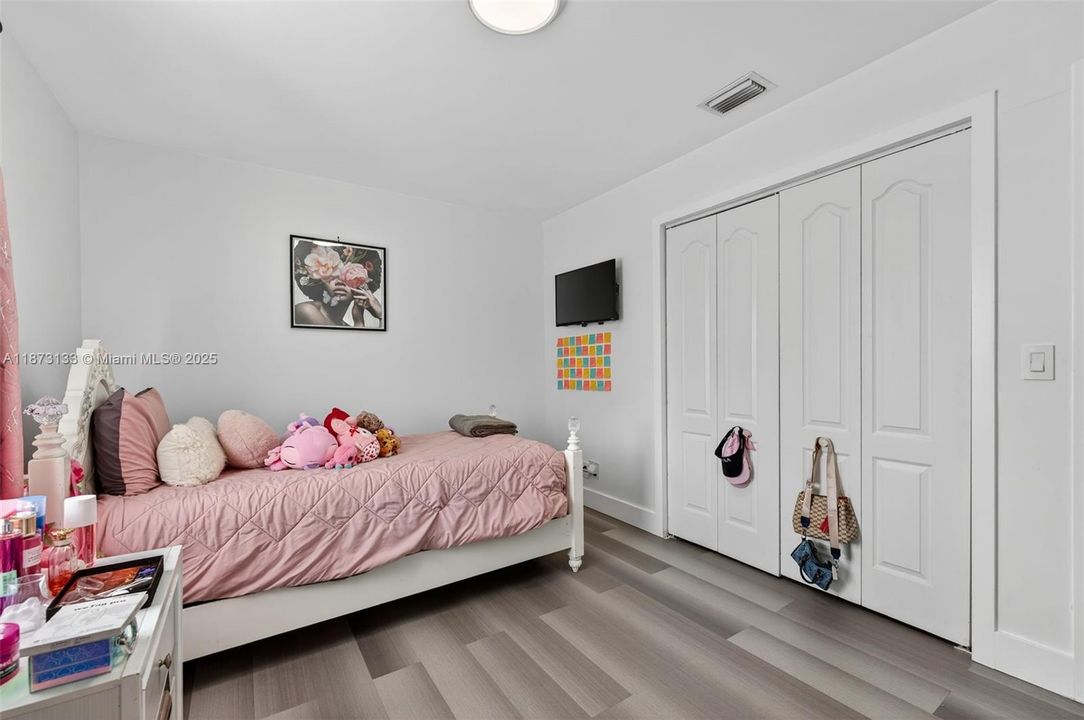 Под контрактом: $720,000 (4 спален, 2 ванн, 2176 Квадратных фут)