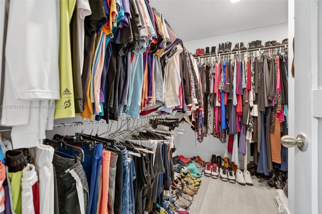 Под контрактом: $720,000 (4 спален, 2 ванн, 2176 Квадратных фут)