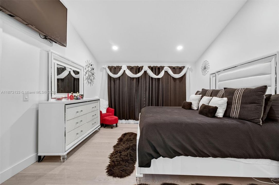 Под контрактом: $720,000 (4 спален, 2 ванн, 2176 Квадратных фут)