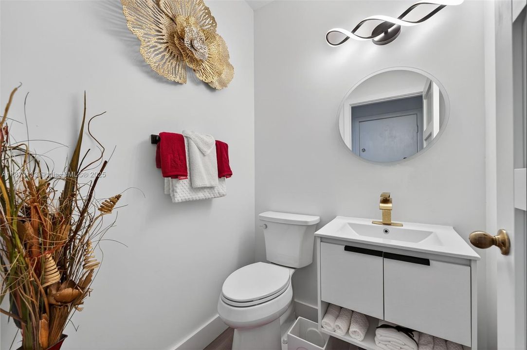 Под контрактом: $720,000 (4 спален, 2 ванн, 2176 Квадратных фут)