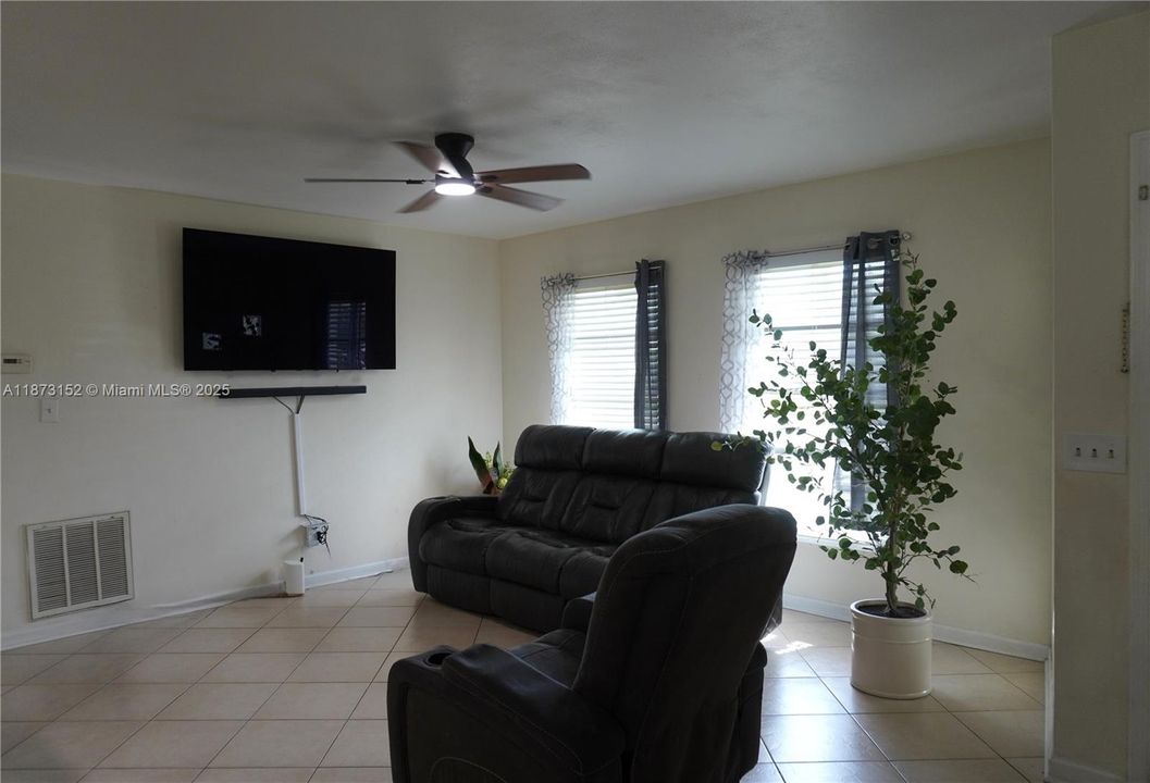 En Venta: $214,900 (2 camas, 1 baños, 822 Pies cuadrados)