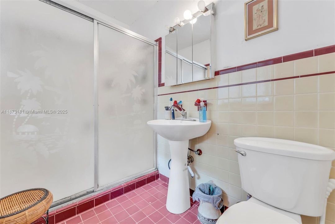 Под контрактом: $1,299,000 (3 спален, 2 ванн, 2162 Квадратных фут)