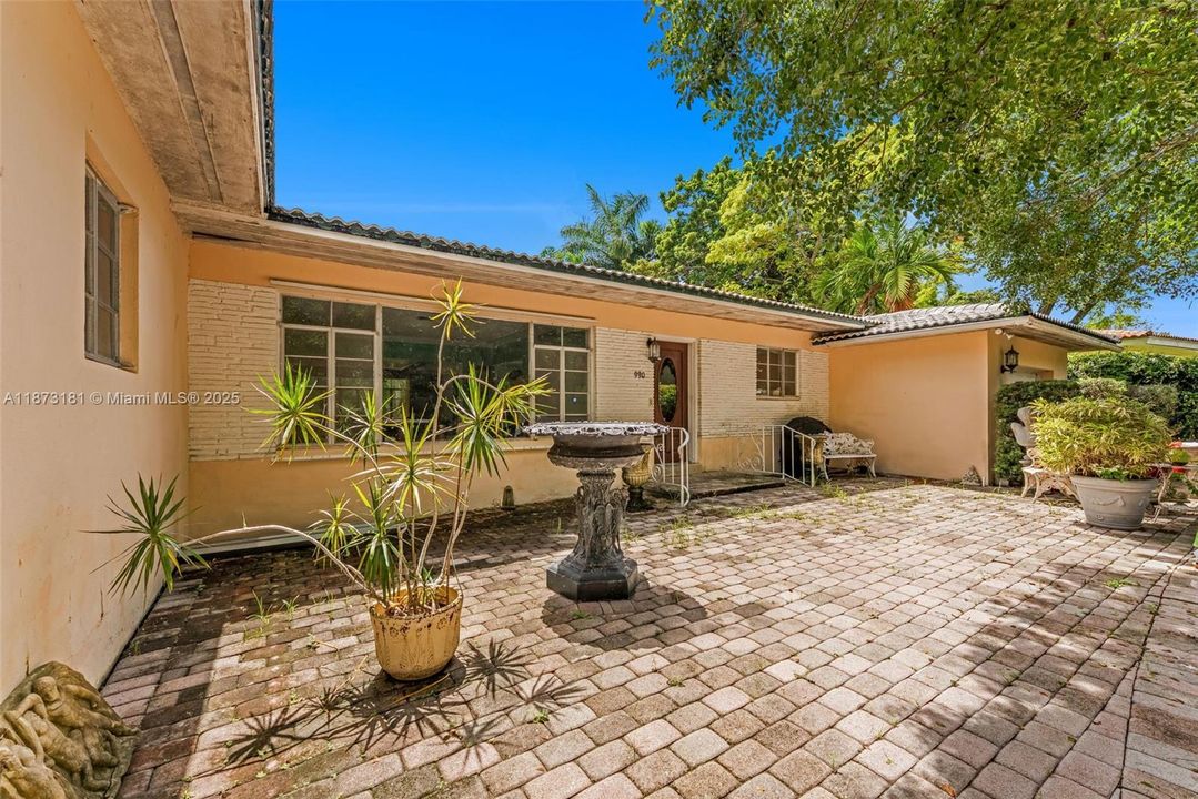 Под контрактом: $1,299,000 (3 спален, 2 ванн, 2162 Квадратных фут)