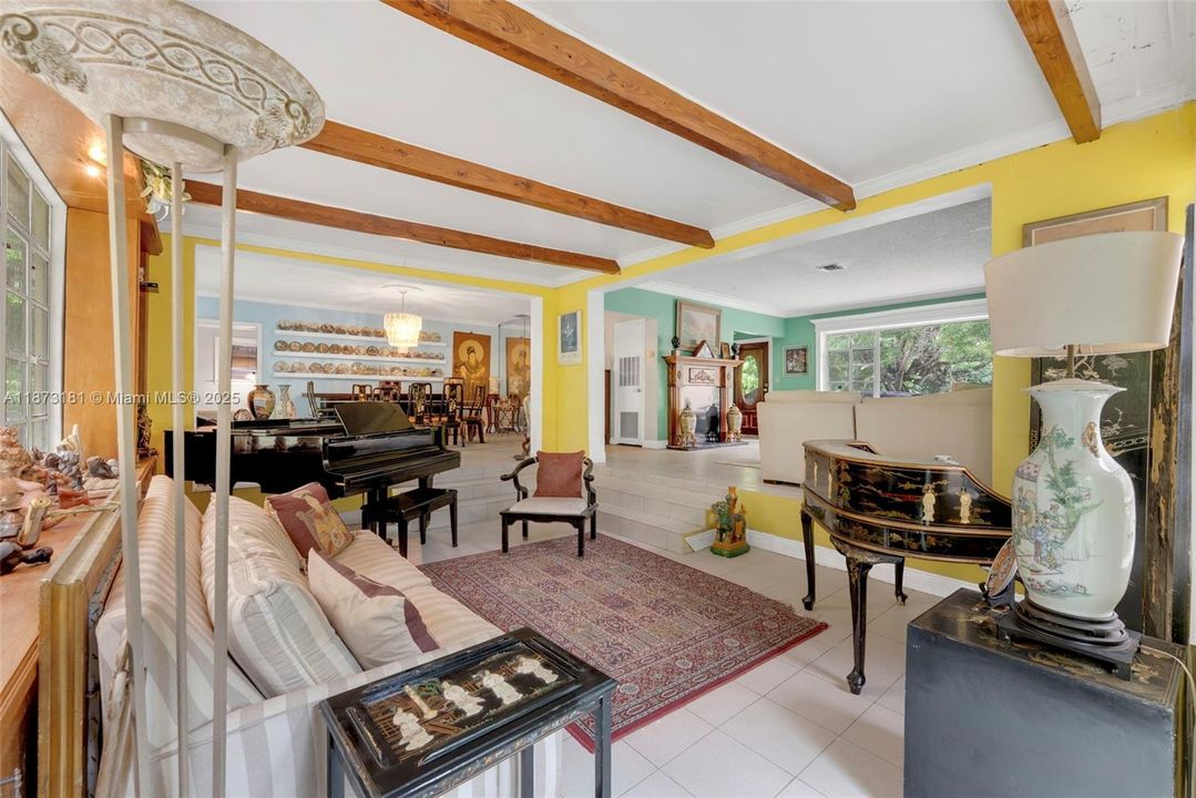 Под контрактом: $1,299,000 (3 спален, 2 ванн, 2162 Квадратных фут)