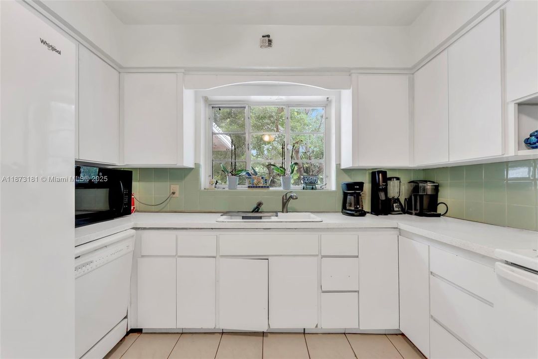 Под контрактом: $1,299,000 (3 спален, 2 ванн, 2162 Квадратных фут)