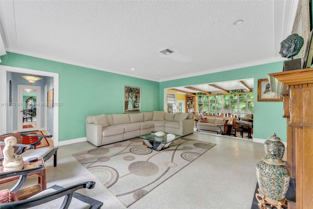 Под контрактом: $1,299,000 (3 спален, 2 ванн, 2162 Квадратных фут)