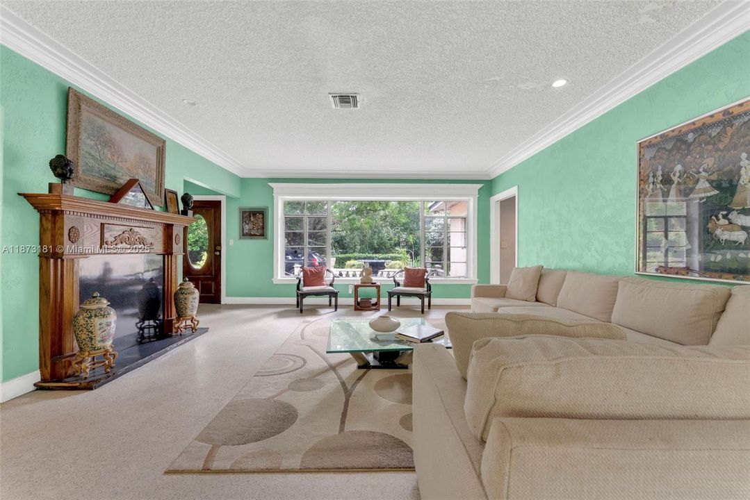 Под контрактом: $1,299,000 (3 спален, 2 ванн, 2162 Квадратных фут)