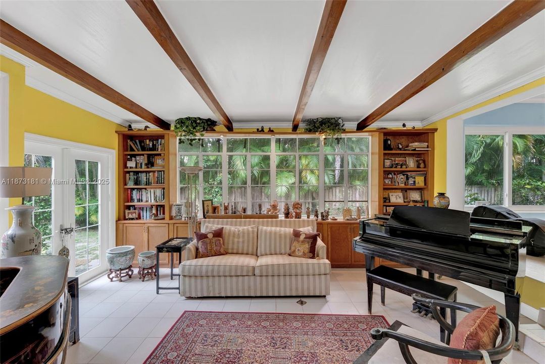 Под контрактом: $1,299,000 (3 спален, 2 ванн, 2162 Квадратных фут)